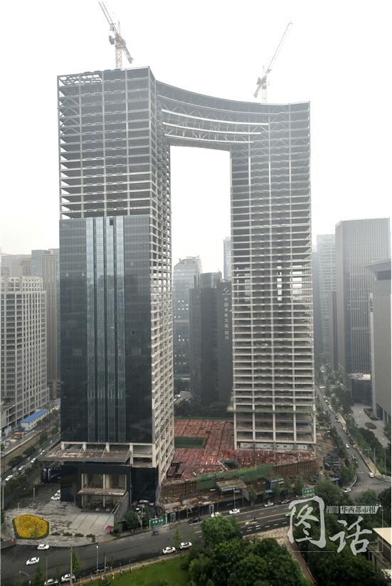 成都出现新版直筒大裤衩建筑