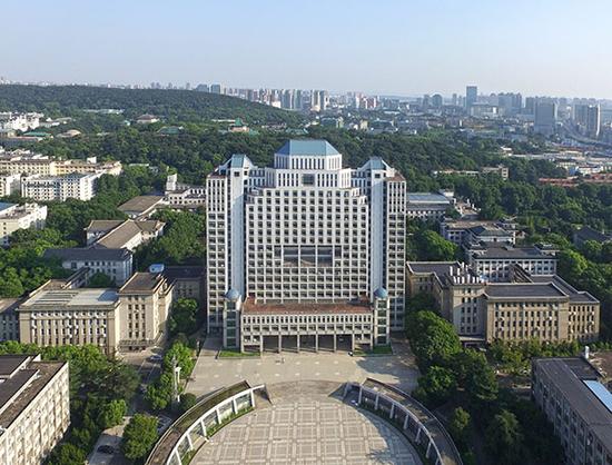 武大拆除“变形金刚”教学楼，专家称短命建筑折射畸形权力观