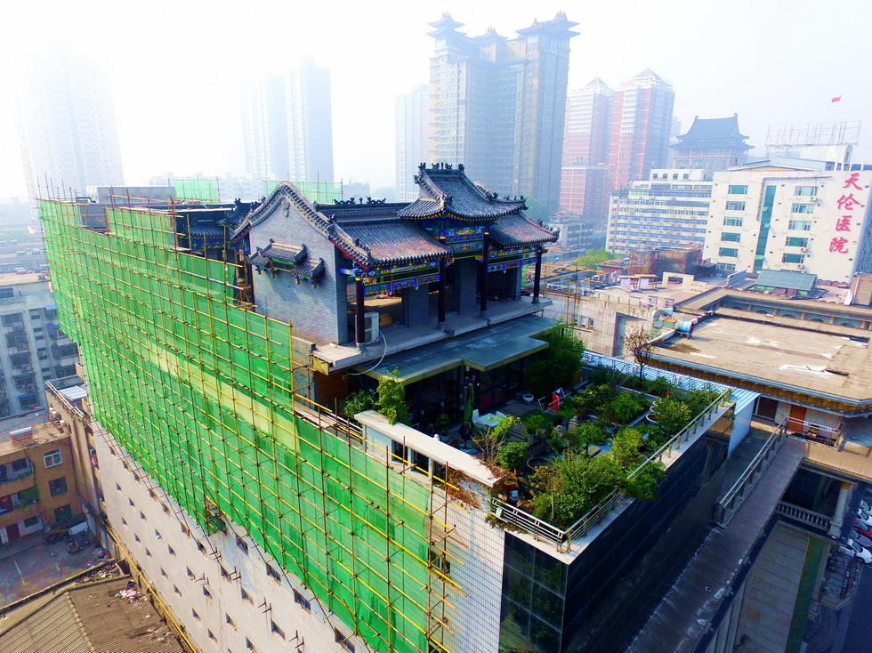 西安一楼顶现仿古建筑 远看像座庙